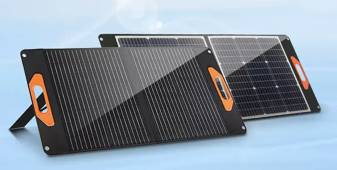 日光を反映するソーラーパネルのクローズアップビュー